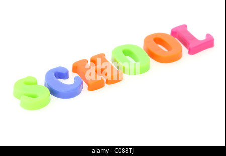 Wort-Schule gebildet von Plastikspielzeug bunten Buchstaben auf weißem Hintergrund Stockfoto