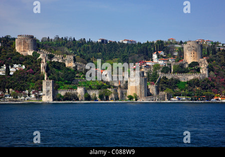 Die Rumeli Hisari (Festung) am schmalsten Punkt Bosporus auf der europäischen Seite von Istanbul, Türkei. Stockfoto