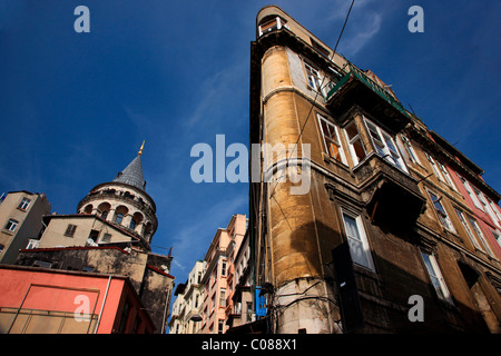 Nähert sich des Galata-Turms (auf der linken Seite), ein "Wahrzeichen" von Istanbul, Türkei. Stockfoto