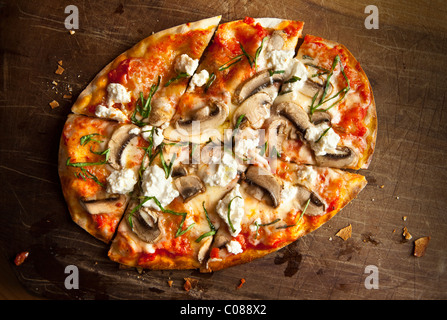 Dünne und knusprige Kruste Pizza mit Mozzarella, Champignons, Ziegenkäse und Basilikum von Gianni Scappin, Chef/Besitzer von Cucina W vorbereitet Stockfoto