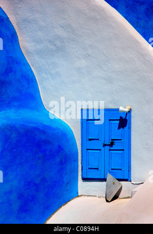 Schöne, traditionelle, minimal, Architektur, vom Dorf Oia, Santorin, Griechenland Stockfoto