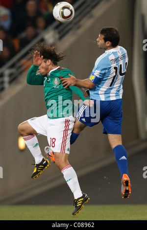 Andres Guardado von Mexiko (l) und Javier Mascherano Argentina (r) Kampf um einen Header während einer WM 2010 rund 16 Spiel. Stockfoto