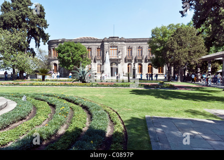 schöne Französisch inspirierte Garten Parterre Rasen & Brunnen am Eingang Schloss Chapultepec in Mexiko mexikanische National History Museum Stockfoto