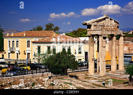 Das Tor der Athena Archegetis am Rande der Roman Agora und einige schöne typische Häuser der Plaka, Athen, Griechenland Stockfoto