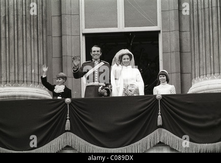 Prinzessin Anne und Mark Phillips auf dem Balkon des Buckingham Palace mit Prinz Edward und Lady Sarah Armstrong-Jones 1973 Stockfoto