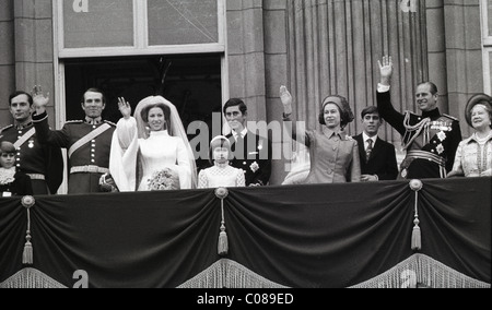 Prinzessin Anne jetzt Prinzessin Royal mit Mark Phillips auf dem Balkon von Buckingham 14/11/73 Bild von DAVE BAGNALL Stockfoto