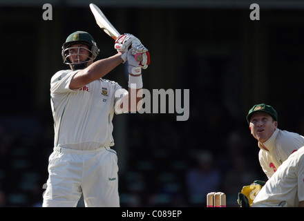 Südafrikanische Schlagmann Jacques Kallis, beobachtet von Brad Haddin in Aktion während am zweiten Tag des dritten Testspiel Stockfoto