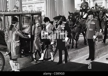 Ihre Majestät die Königin, die nach der Ankunft am Buckingham Palace am Buckingham Palace ankommt Hochzeit von Prinzessin Anne und Mark Phillips in 14/11/73 Prince Philip Stockfoto
