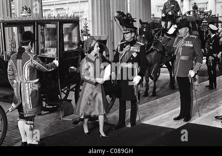 Ihre Majestät die Königin, die nach der Hochzeit von Prinzessin Anne und Mark Phillips 14/11/73 Prinz Philip am Buckingham Palace eintraf. Bild von DAVE BAGNALL Stockfoto