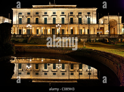 Der Palast des Heiligen Georg & Michael am Rande des Spianada und Liston, spiegelt sich in einem Brunnen. Griechenland Korfu ("Kerkyra"). Stockfoto