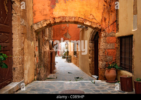 Eine schöne Gasse in der Altstadt der Stadt Chania, Kreta, Griechenland Stockfoto