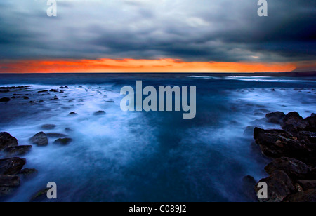 Sonnenuntergang Foto von der Mole des alten venezianischen Hafen von Chania, Stadt, Kreta, Griechenland. Langzeitbelichtung geschossen. Stockfoto