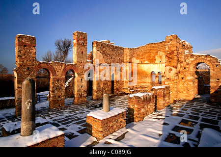 Die Basilika des Agios Achilleios auf der kleinen Insel mit dem gleichen Namen in Mikri Prespa See, Florina, Mazedonien, Griechenland Stockfoto