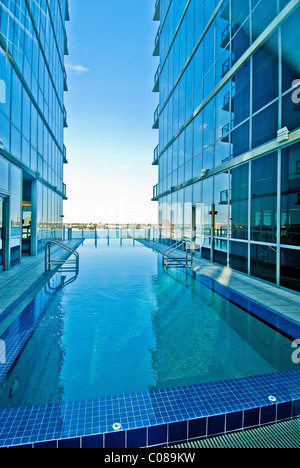 Tempo Miami, ein Rock Resort-Luxushotel mit 14. Stock Pool deck mit Blick auf Biscayne Bay in Miami, Florida, USA Stockfoto