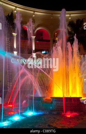 Weihnachtsbeleuchtung und Dekorationen am Brunnen im The Village in Gulfstream Park in Hallandale, Florida, USA Stockfoto