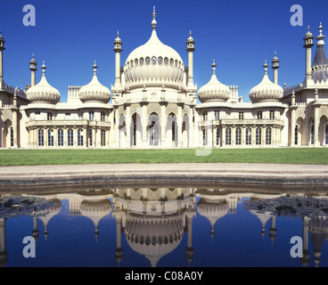 Fassade des Brighton Pavilion oder Royal Pavilion ehemalige königliche Residenz Kuppeln und Minarette von John Nash hinzugefügt & spiegelt in Water East Sussex England UK Stockfoto