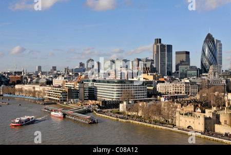 Gherkin modernes Wahrzeichen Gebäude an der City of London Skyline erhebt sich über dem historischen Flussufer Tower of London Themse Tour Boote & Tower Pier England UK Stockfoto