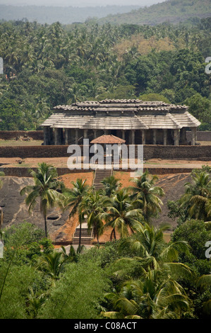 Indien, Bundesstaat Karnataka, Mangalore. Die Gegend um Moodbidri. Jain-Tempel von einheimischen Dschungel umgeben. Stockfoto