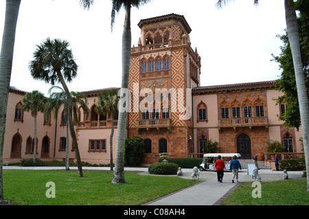 Spanische Fliesen und rosa Stuck schmücken die venezianische Villa Ca d'Zan, Heimat des Zirkus Impresario John Ringling Stockfoto