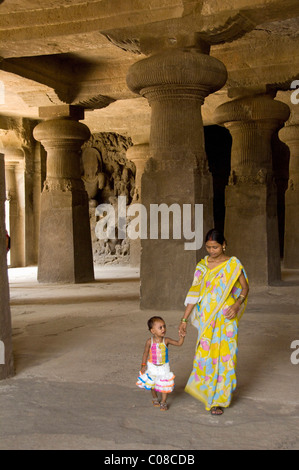 Indien, Mumbai (aka Bombay). Gharapuri Island, Mount Kailash, 7. Jahrhundert Elephanta Höhlen. Haupthöhle. Der UNESCO. Stockfoto