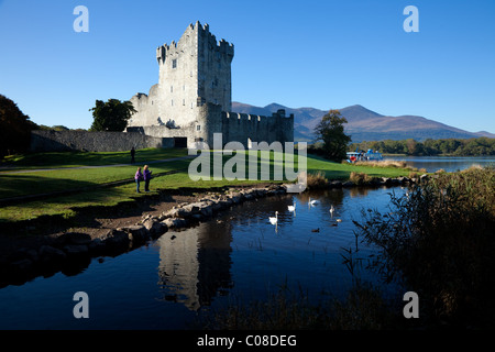 15. Jahrhundert Ross Castle, Wohnturm und halten am Ufer des Lough Leane, Ring of Kerry, Killarney Nationalpark, County Kerry, Irland. Stockfoto