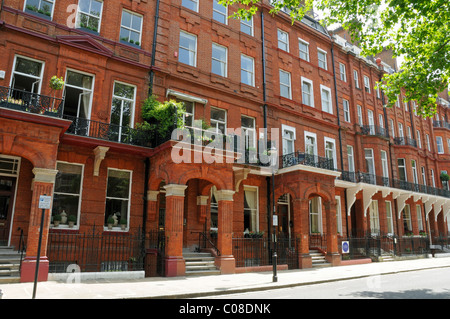 Terrasse des großen roten Ziegeln Häuser mit Laubengängen, Kensington und Chelsea SW3 London England UK Stockfoto