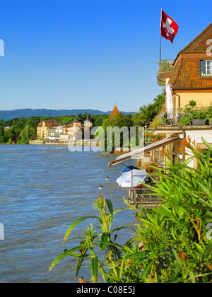 Blick auf den Rhein vom Ufer auf der Schweizer Seite von Rheinfelden, Aargau, Schweiz. Stockfoto