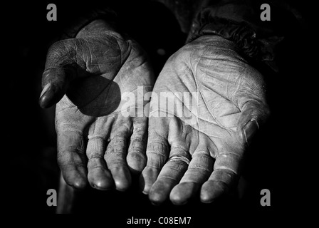 Ein älterer Bauer Hände ausgestreckten mit jahrelanger harter Arbeit. Stockfoto