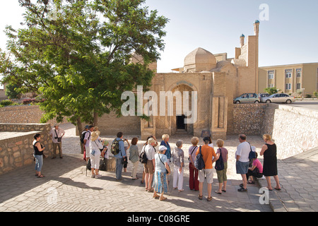 Gruppe von Touristen aus dem Westen auf Tourstopp außerhalb der Teppich-Museum, Buchara, Usbekistan Stockfoto