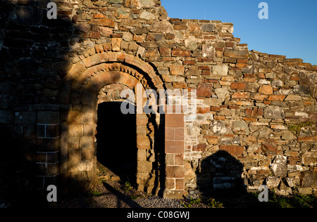 Romanische Tür in "die große Kirche von Achadh Da Eo' gebaut 1158, Hill Aghadoe, Killarney Nationalpark, County Kerry, Irland Stockfoto