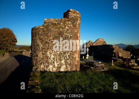 12. Jahrhundert gebaut Rundturm in "die große Kirche von Achadh Da Eo' 1158, Hill Aghadoe, Killarney Nationalpark, County Kerry, Irland Stockfoto