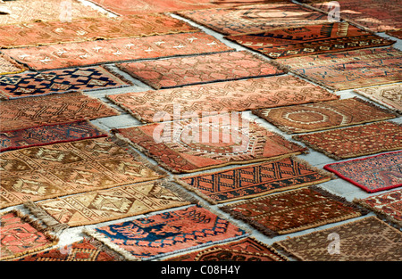 Auswahl von Hand gewebte Teppiche ausgebreitet vor einem Geschäft, Buchara, Usbekistan Stockfoto