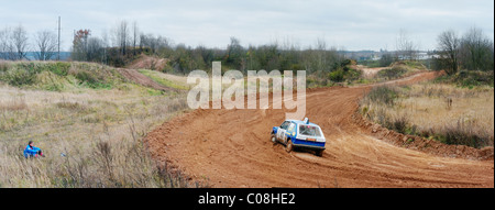 Rennwagen auf einem Sandweg gebrochen. Der Racer eine Pause auf einem Rasen und wartet auf die Beendigung des Rennens. Stockfoto