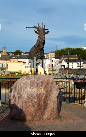Skulptur der Puck Ziege neben der Brücke über den Fluss Laune, Killorglin, Lage der Puck Fair, Ring of Kerry, County Kerry, Irland Stockfoto