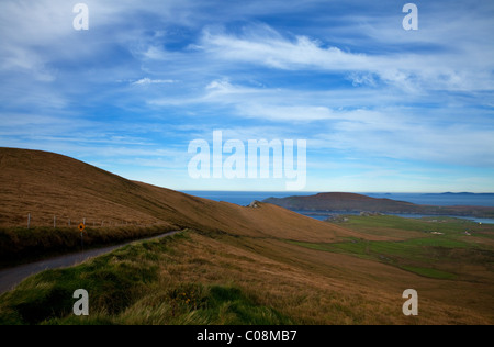 Die Coomanaspig übergeben, mit Blick auf Portmagee und fernen Valentia Island, The Ring of Kerry, County Kerry, Irland Stockfoto