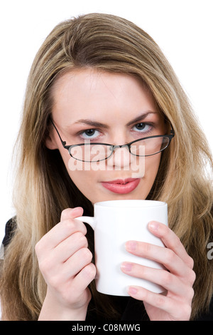 Eine attraktive Geschäftsfrau hält eine Tasse Kaffee. Stockfoto