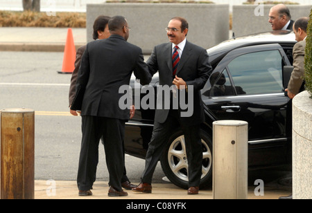 Seine Exzellenz Generalleutnant Rashed bin Abdulla AL Khalifa, Innenminister des Königreichs Bahrain,(right) wird begrüßt von einem Stockfoto