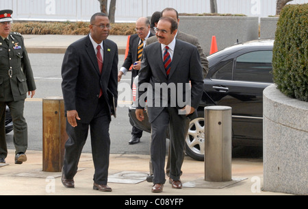 Seine Exzellenz Generalleutnant Rashed bin Abdulla AL Khalifa, Innenminister des Königreichs Bahrain,(right) geht mit einem St Stockfoto