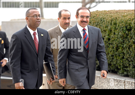 Seine Exzellenz Generalleutnant Rashed bin Abdulla AL Khalifa, Innenminister des Königreichs Bahrain,(right) geht mit einem St Stockfoto