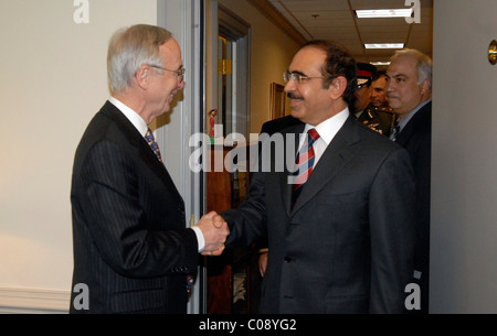 Seine Exzellenz Generalleutnant Rashed bin Abdulla AL Khalifa, Innenminister des Königreichs Bahrain, (rechts) begrüßt stellvertretender Stockfoto