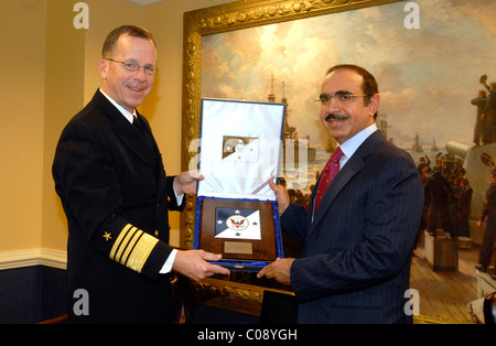 Seine Exzellenz Generalleutnant Rashed bin Abdulla AL Khalifa, Innenminister des Königreichs Bahrain, (rechts) Austausch kommen Stockfoto