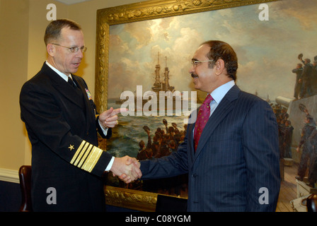 Seine Exzellenz Generalleutnant Rashed bin Abdulla AL Khalifa, Innenminister des Königreichs Bahrain, (rechts) trifft sich mit Adm Stockfoto