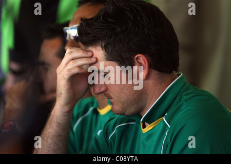 Verletzten Kapitän der südafrikanischen Graeme Smith sitzt auf der Tribüne am Tag vier der dritten Testspiel Stockfoto