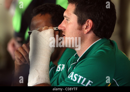 Verletzten Kapitän der südafrikanischen Graeme Smith sitzt auf der Tribüne am Tag vier der dritten Testspiel Stockfoto