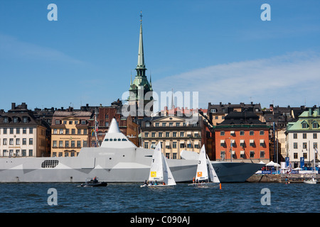 Segelboote im Hafen mit herrlichem Blick auf die Stadt von Stockholm, Schweden und der HMS Helsingborg im Hintergrund. Stockfoto