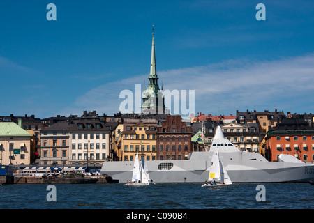 Segelboote im Hafen mit herrlichem Blick auf die Stadt von Stockholm, Schweden und der HMS Helsingborg im Hintergrund. Stockfoto