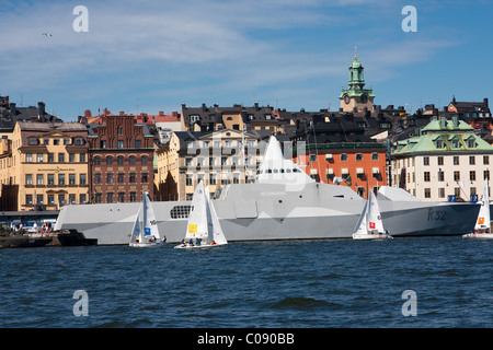 Segelboote im Hafen mit herrlichem Blick auf die Stadt von Stockholm, Schweden und der HMS Helsingborg im Hintergrund. Stockfoto