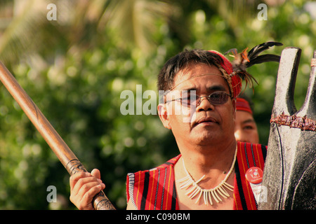 Ein Tänzer schlägt eine Trommel für die Zuschauer während der Honolulu Festival Parade in Honolulu, Hawaii. Stockfoto