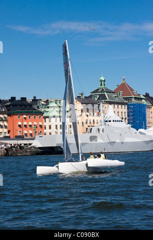 Segelboote im Hafen mit den malerischen Blick auf die Stadt von Stockholm in den Hintergrund. Stockfoto