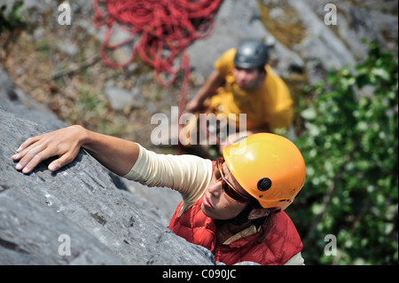 Frau-Klettern in der Nähe von Spencer Gletscher in den Chugach National Forest, Kenai-Halbinsel, Yunan Alaska, Sommer Stockfoto